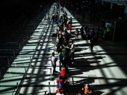 Diversos países han impuesto restricciones de viaje ante el descubrimiento de esta nueva cepa. EFE/J. Roncoroni