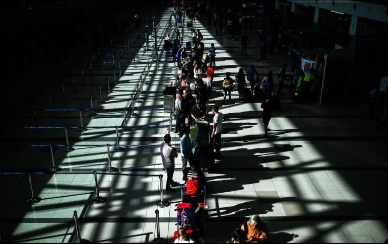 Diversos países han impuesto restricciones de viaje ante el descubrimiento de esta nueva cepa. EFE/J. Roncoroni