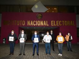 Representantes de los tres partidos acudieron al INE la noche de este miércoles. TWITTER/@mebuma1