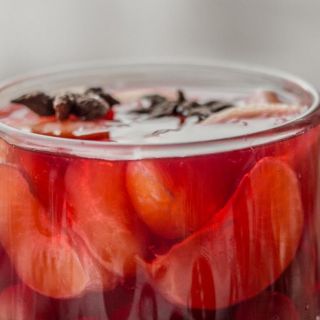 ¿Cómo preparar un ponche con frutos rojos y vino rosado?