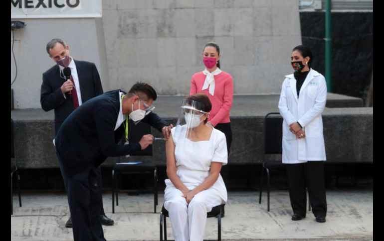 María Irene Ramírez, de 59 años y jefa de Enfermería de la Unidad de Terapia Intensiva del Hospital Rubén Leñero fue la primera en recibir la vacuna de Pfizer-BioNTech en México. SUN