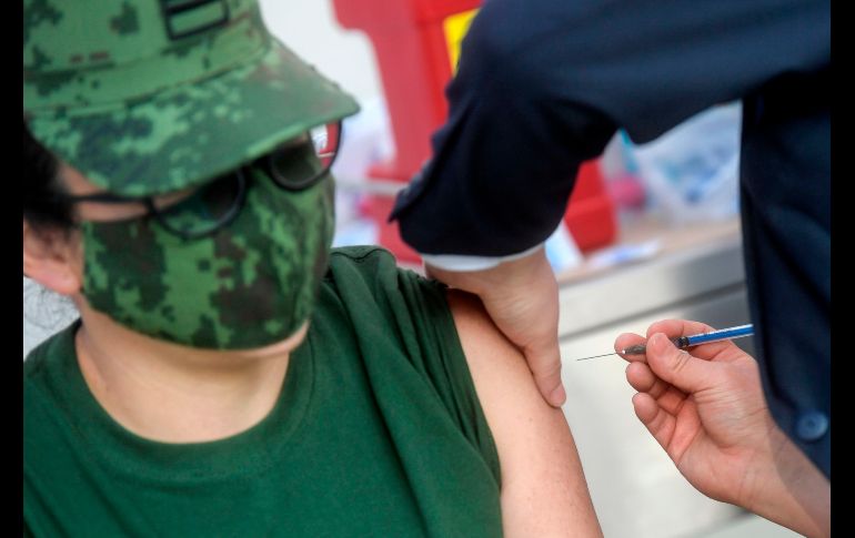 Médicos militares también forman parte del primer grupo de personas en recibir la vacuna contra el COVID-19- AFP / P. PARDO