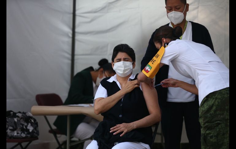 Medicos reciben las primeras vacunas de Pfizer en Mexico contra el COVID-19. EFE