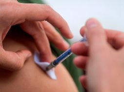 Trabajadores de hospitales en Ciudad de México, Querétaro y Toluca fueron los primeros en recibir la vacuna. AFP / P. PARDO