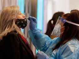 El grupo de médicos sostiene que el uso de aerosoles nasales puede ayudar a frenar los contagios de coronavirus. EFE / A. GALLARDO