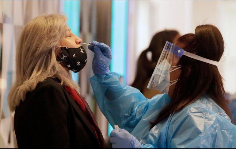 El grupo de médicos sostiene que el uso de aerosoles nasales puede ayudar a frenar los contagios de coronavirus. EFE / A. GALLARDO