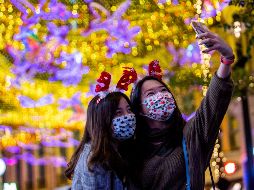 El virus se transmite entre personas a través de ''gotas respiratorias de más de cinco micras'', por lo que se aconseja usar cubrebocas y mantener la sana distancia esta Nochebuena. AFP / I. Lawrence