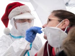 En caso de tener sospechas de haber estado expuesto a COVID-19 o después de haber asistido a una reunión, como podría ser una cena de navidad, se recomienda quedarse en casa por al menos 14 días. AP / M. Murat