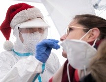 En caso de tener sospechas de haber estado expuesto a COVID-19 o después de haber asistido a una reunión, como podría ser una cena de navidad, se recomienda quedarse en casa por al menos 14 días. AP / M. Murat