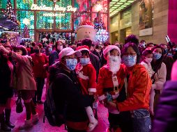 La OMS sugiere que si hay encuentros familiares, estos sean en espacios abiertos y utilizando cubrebocas. AP / K.Cheung