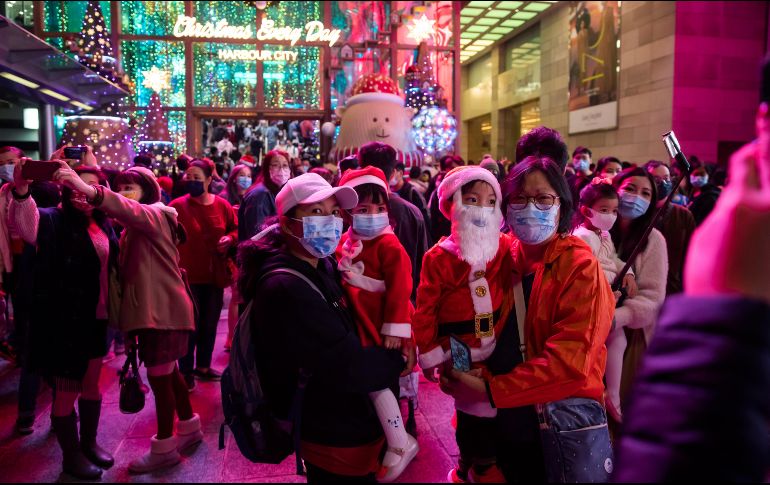 La OMS sugiere que si hay encuentros familiares, estos sean en espacios abiertos y utilizando cubrebocas. AP / K.Cheung