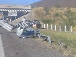 Rescatistas localizaron a una ambulancia de la Cruz Roja de la Delegación Ciudad Guzmán que volcó y salió de la carpeta asfáltica. ESPECIAL