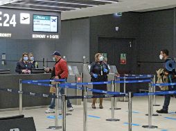 La noticia de la cepa, que se cree que es más contagiosa, llevó a países de todo el mundo a cerrar sus fronteras a los viajeros del Reino Unido. EFE