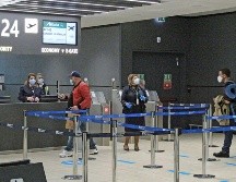 La noticia de la cepa, que se cree que es más contagiosa, llevó a países de todo el mundo a cerrar sus fronteras a los viajeros del Reino Unido. EFE