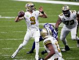 HITO. El mariscal de campo de los Saints de Nueva Orleáns aventaja en la carrera al multicampeón Tom Brady. AP