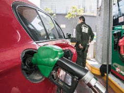 En las gasolinas, el impuesto para el combustible tipo Magna aumentará de 4.95 a 5.11 pesos por litro, y en el caso de la Premium, el ajuste pasará de 4.18 a 4.31 pesos. EL INFORMADOR/ARCHIVO