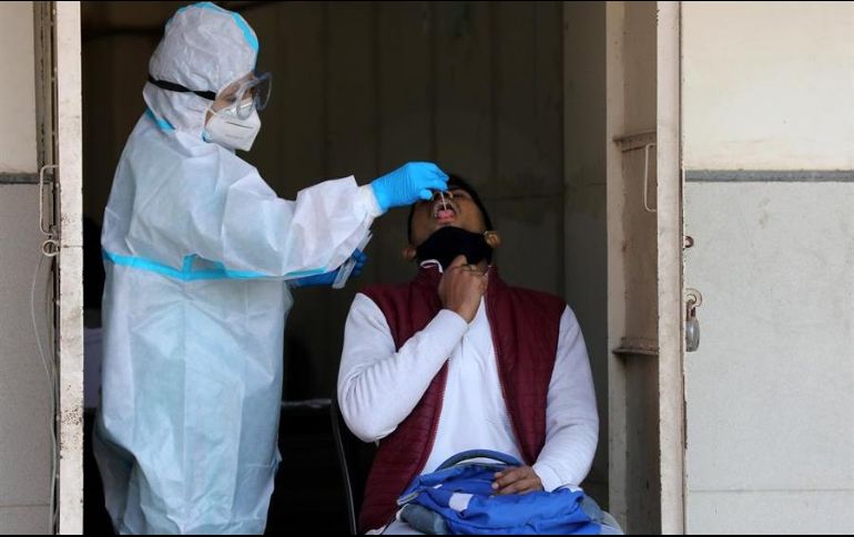 El nuevo coronavirus provocó al menos 1.75 millones de muertos e infectó a 80 millones de personas en el mundo. EFE/R. Gupt