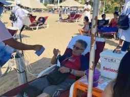 En la imagen, se observa a un adulto mayor sin cubrebocas y conectado a un tanque de oxígeno. TWITTER/@ArturoG_Orduno