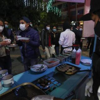 "Carritos clandestinos", comida callejera y nutritiva en Bolivia
