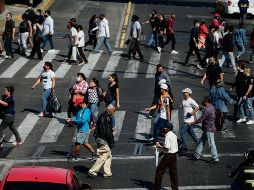 CIERRES. Buscan reducir la afluencia de gente, que ayer llenó el Centro tapatío (en imagen).  EL INFORMADOR • G. Gallo