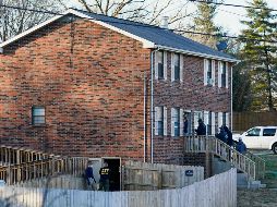 EVIDENCIA. Agentes del FBI y ATF catean una finca en busca de pistas en Nashville. AP