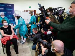 FILA PARA LA INYECCIÓN. Una mujer de Nitra, una de las primeras en recibir la inoculación en Eslovaquia. AFP