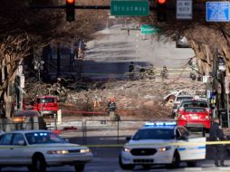 Detectives tratan de dilucidar quién detonó la carga dentro de una casa rodante la mañana del viernes, dejando tres heridos y daños a más de 40 negocios. AP / M. Humphrey
