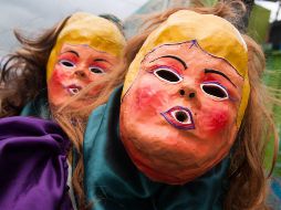Dos personas participan en un desfile por el día de los Santos Inocentes de 2011 en el pueblo venezolano de Sanare. EFE / ARCHIVO