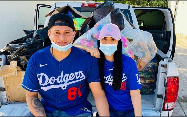 El mexicano Víctor González, pitcher campeón de la Serie Mundial regaló juguetes a niños de Tuxpan, su ciudad natal. INSTAGRAM / @carolinha13_