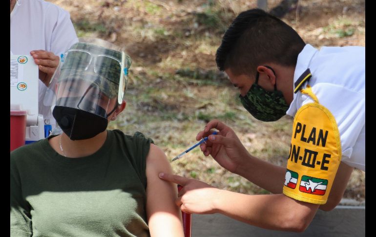 Elementos del Ejército reiniciaron este domingo la vacunación contra el COVID-19, en Ciudad de México. EFE/J. Pazos