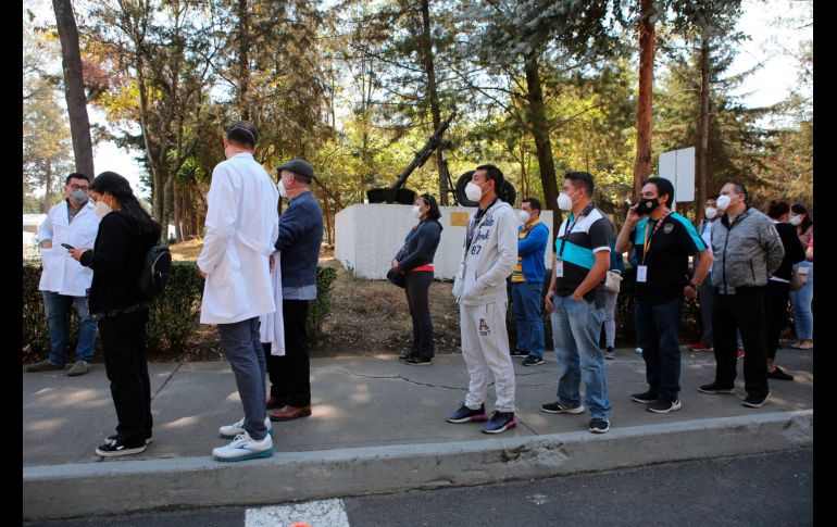 Personal médico hace fila en el recinto militar para vacunarse. AP/G. Riquelme