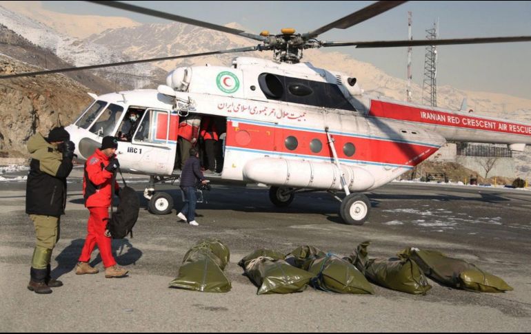 Bolsas con cuerpos de los escaladores previo a su traslado en helicóptero en Teherán. EFE/EPA/Organización de la Media Luna Roja