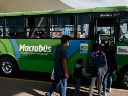 FALLAS. Usuarios del Macrobús optan por usar taxis ante el retraso de las rutas  alimentadoras. EL INFORMADOR  •  G. Gallo