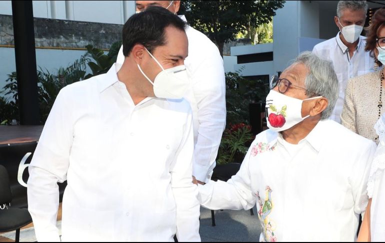 Armando Manzanero inauguró la “Casa Manzanero” junto a Miguel Torruco Marqués y el gobernador de Yucatán, Mauricio Vila Dosal. TWITTER / @MauVila