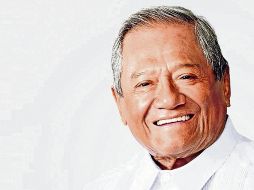 ARMANDO MANZANERO. El cantautor luce la tradicional vestimenta de su estado natal: Yucatán. SUN