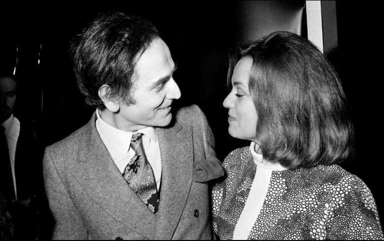 Pierre Cardin (izq.) y la actriz, guionista y directora Jeanne Moreau (der.). AFP / ARCHIVO