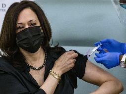 Tras ponerse la vacuna, Harris bromeó con que apenas había sentido la inyección, y agregó que su marido, Doug Emhoff, la recibirá después. AFP / Getty Images / S. Corum