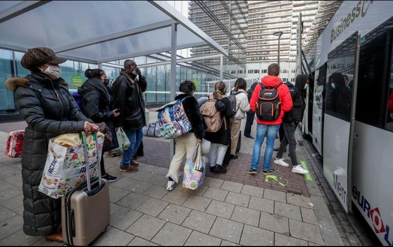 Autoridades implementaron operativos para localizar a todos los pasajeros que viajaron en el mismo vuelo que la paciente. EFE/S. Lecocq