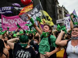 Mujeres celebraron cuando la Cámara de Diputados de Argentina aprobó el proyecto de ley que legaliza el aborto, el 11 de diciembre. APF/ARCHIVO