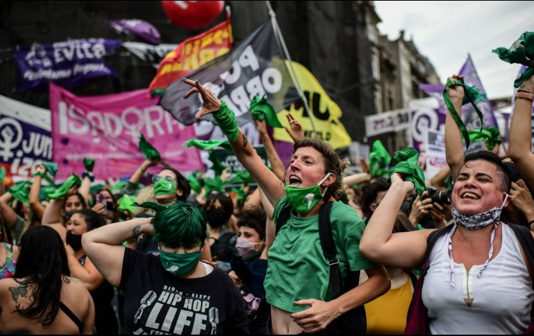 Mujeres celebraron cuando la Cámara de Diputados de Argentina aprobó el proyecto de ley que legaliza el aborto, el 11 de diciembre. APF/ARCHIVO