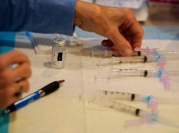 Los expertos creen que las vacunas contra el COVID-19 que ya se aplican funcionarán, pero siguen trabajando para confirmarlo. AP/M. Slocum