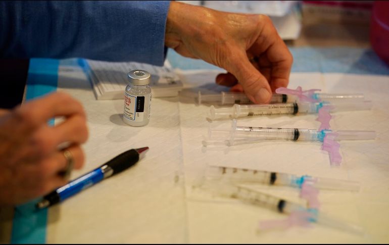 Los expertos creen que las vacunas contra el COVID-19 que ya se aplican funcionarán, pero siguen trabajando para confirmarlo. AP/M. Slocum