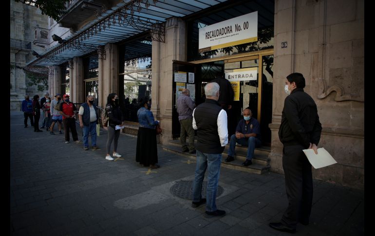 Fila de unas 20 personas que se desvaneció cuando abrieron . EL INFORMADOR/ F. Atilano