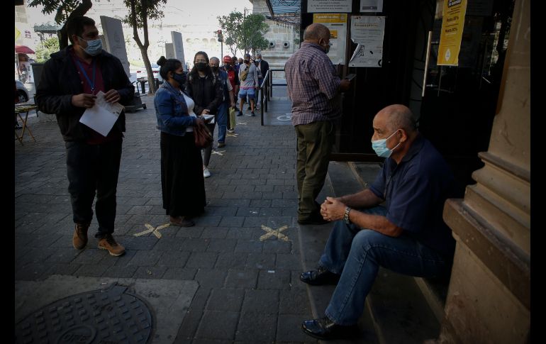 Fila de unas 20 personas que se desvaneció cuando abrieron. EL INFORMADOR/ F. Atilano