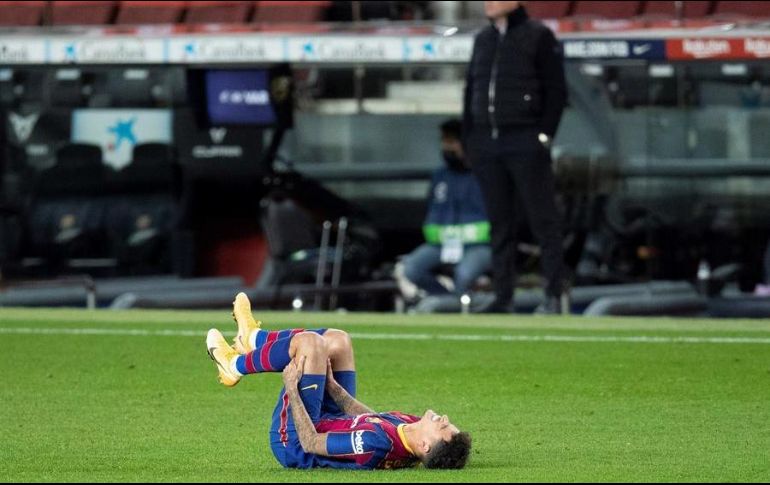 El centrocampista brasileño del Barcelona, Philippe Coutinho, posiblemente sea baja debido a molestias en su rodilla izquierda. EFE/A. García