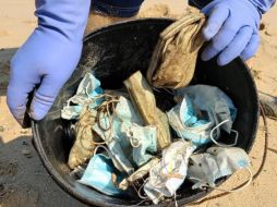 Gary Stokes ha documentado la sorprendente cantidad de cubrebocas en diversas playas. N. Brannan