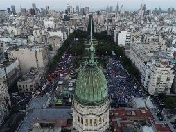 Manifestaciones a favor (del lado izquierdo) y en contra del aborto a las afueras del Congreso de Argentina. AFP/E. Lasalvia