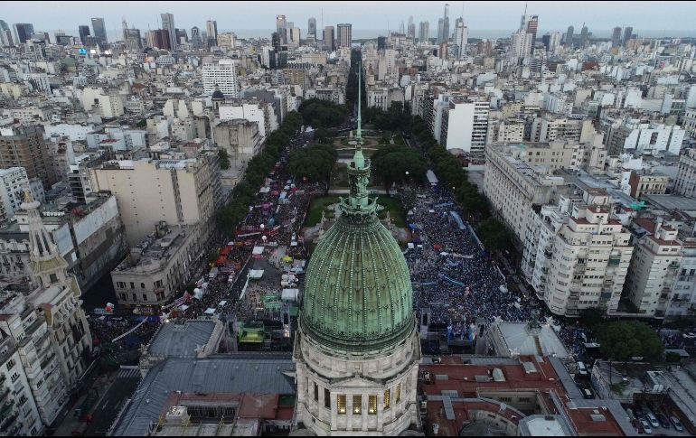 Manifestaciones a favor (del lado izquierdo) y en contra del aborto a las afueras del Congreso de Argentina. AFP/E. Lasalvia