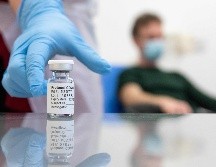 La vacuna de AstraZeneca y Oxford es más práctica debido a que es más barata a la de Pfizer y puede conservarse a temperaturas de entre 2 ºC y 8 ºC, lo que facilita la vacunación a gran escala. AFP / ARCHIVO