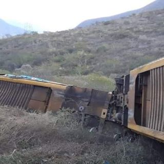 Descarrilan tren para robar autos de lujo en Acultzingo, Veracruz